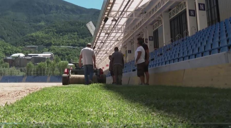 Col·locació de la gespa a l'Estadi Nacional