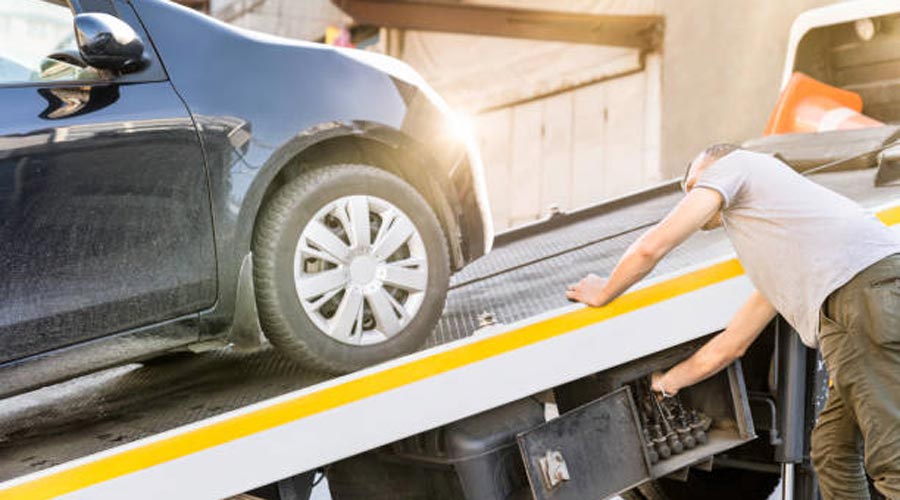 Una grua assistint una avaria a la carretera