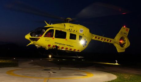 Un helicòpter del SEM en vol nocturn