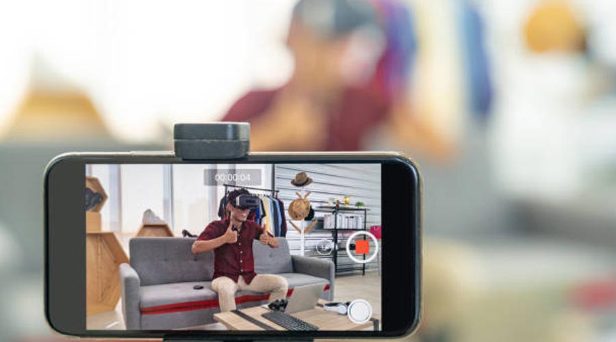 Un influencer enregistrant-se