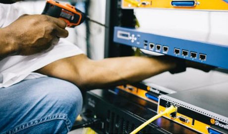 Un operari informàtic