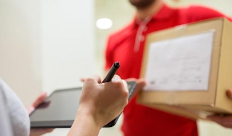 Un home lliurant un paquet a una dona