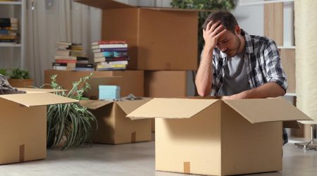 Un home atabalat fent una mudança