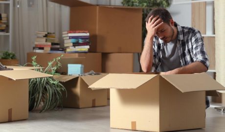 Un home atabalat fent una mudança
