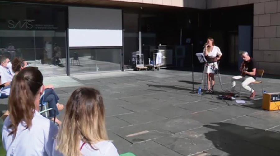 Actuació musical destinada als pacients de l'hospital i familiars