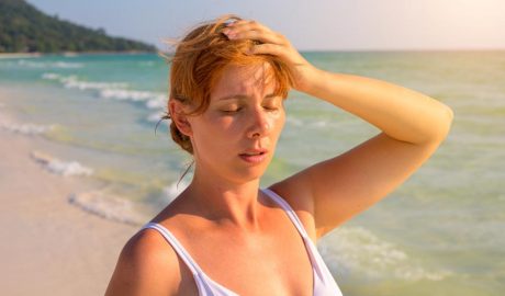 Una dona patint un cop de calor