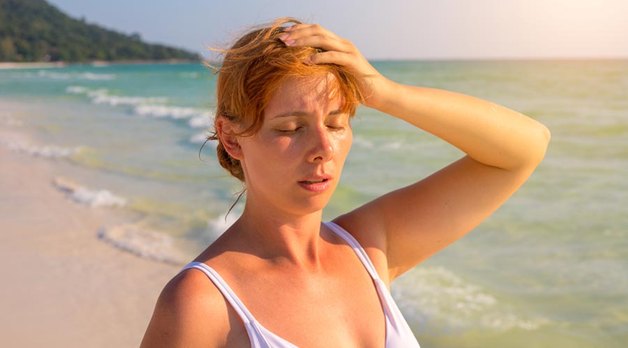 Una dona patint un cop de calor