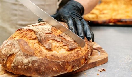 Un pa rodó que està sent tallat