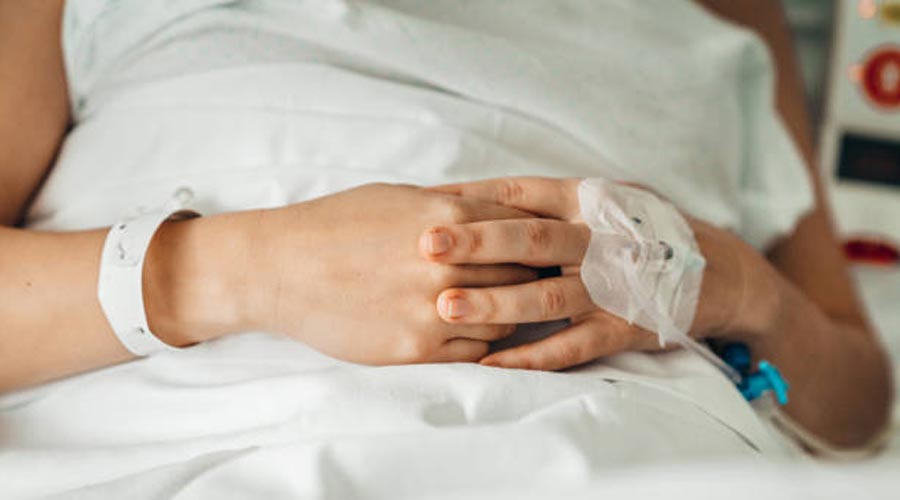 Una pacient al llit d'un hospital