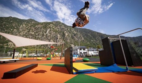 Un noi fent parkour en el nou Parc Fluvial d'Andorra la Vella