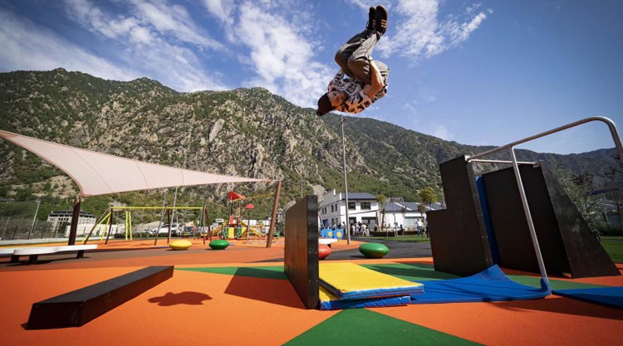 Un noi fent parkour en el nou Parc Fluvial d'Andorra la Vella