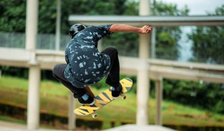 Un jove saltant amb un skate