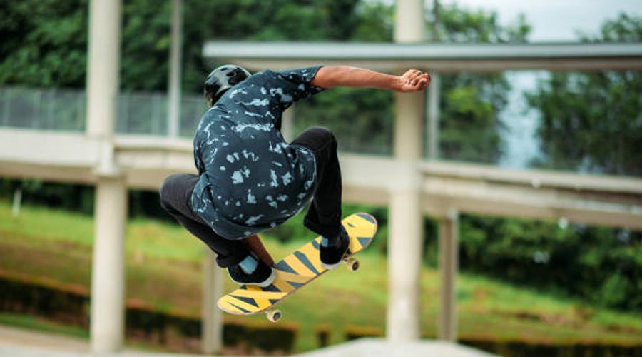 Un jove saltant amb un skate