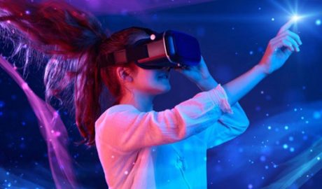 Una noia experimentat la realitat augmentada