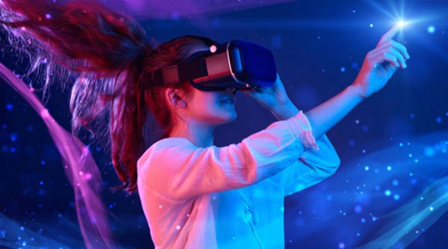 Una noia experimentat la realitat augmentada