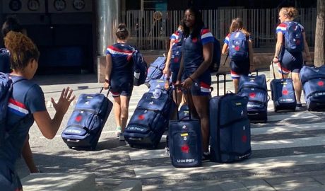Arribada a Andorra de les jugadores de la selecció francesa de rugbi XV