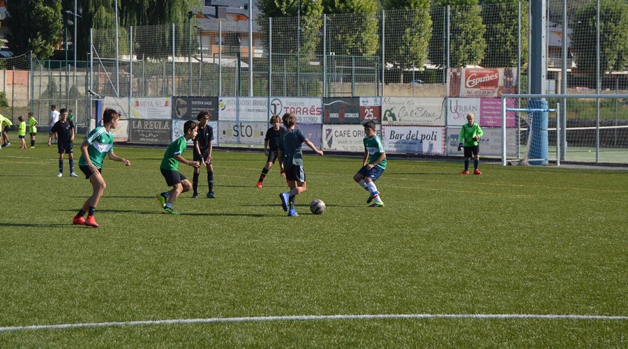 Nois jugant a futbol