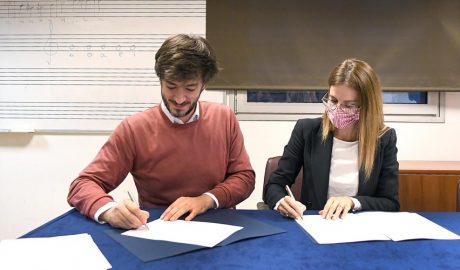 Carles Enseñat i Sílvia Riva signant el conveni per a la subvenció dels Petits Cantors