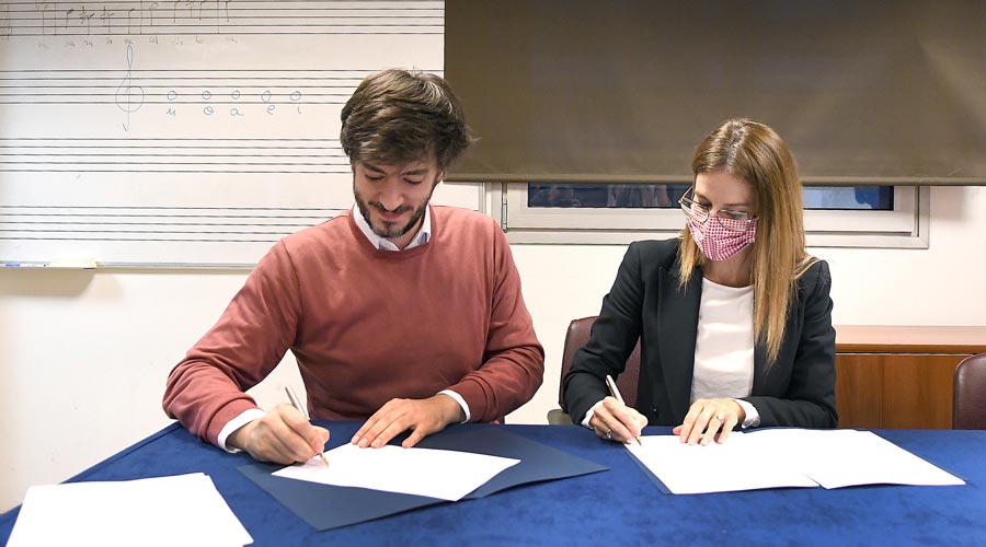 Carles Enseñat i Sílvia Riva signant el conveni per a la subvenció dels Petits Cantors