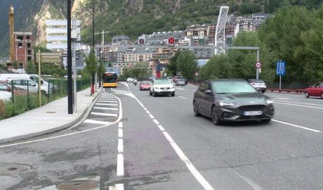 El carril lent en sentit sud de la Carretera General 1
