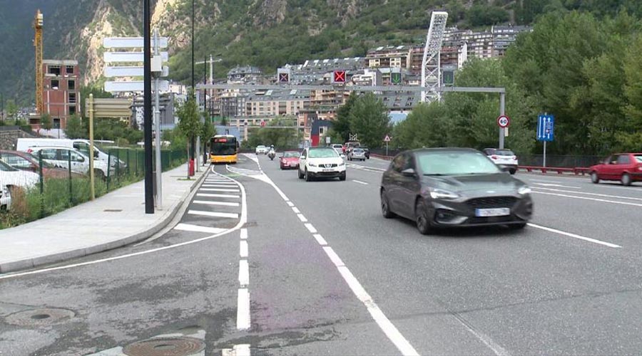 El carril lent en sentit sud de la Carretera General 1