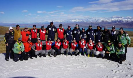 Foto de família de l'equip andorrà d'esquí amb el de Noruega