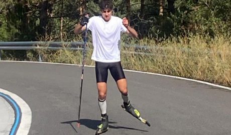 Irineu Esteve entrenant amb un sol pal per la seva lesió al braç