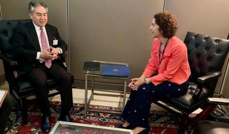 Maria Ubach amb el seu homòleg de Kirguizistan Zheenbek Kulubaev a les Nacions Unides