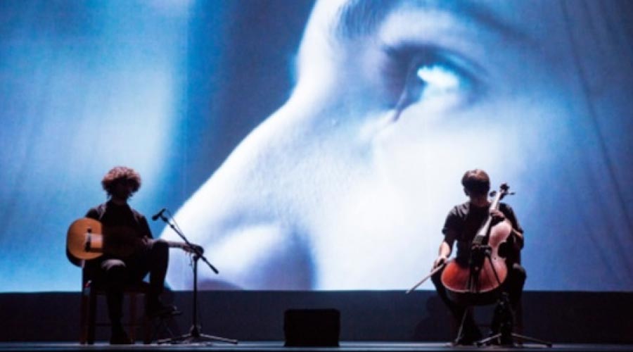 els germans Pere i Carles Girbau en el seu espectacle de música, imatges i veu