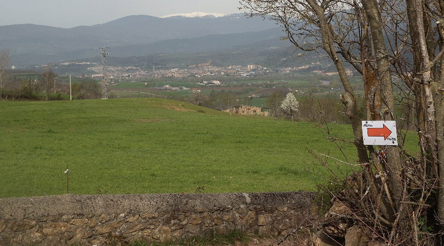 Una senyalització de la cursa La Foranca, amb la Seu d'Urgell de fons