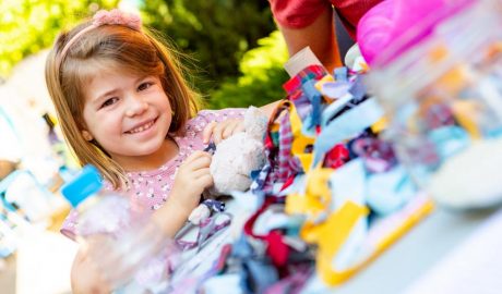 Una nena fent un taller de manualitats