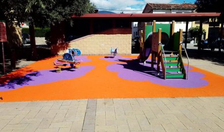 Jocs infantils a la plaça Santa Magdalena de la Seu