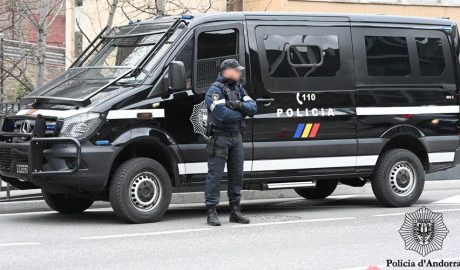Un policia i una furgoneta policial