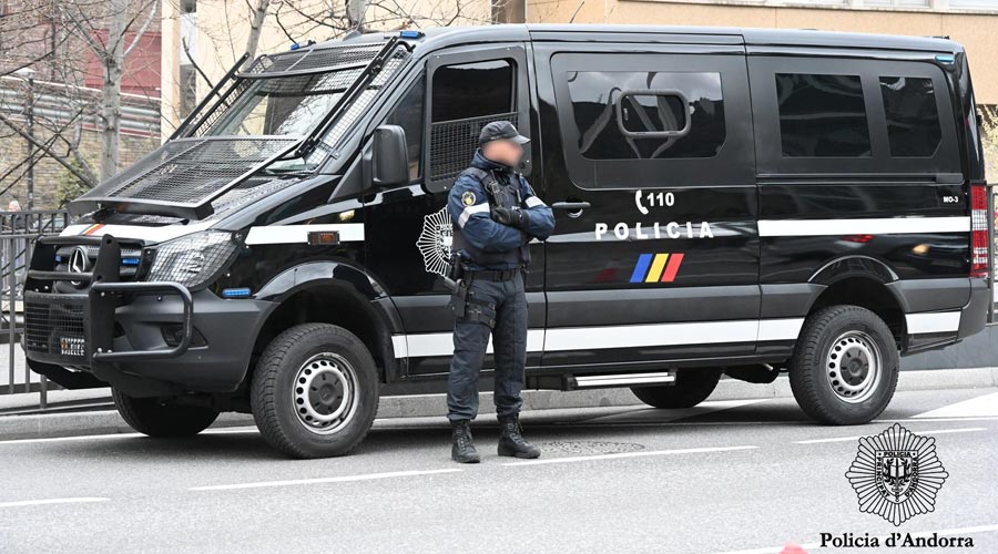 Un policia i una furgoneta policial