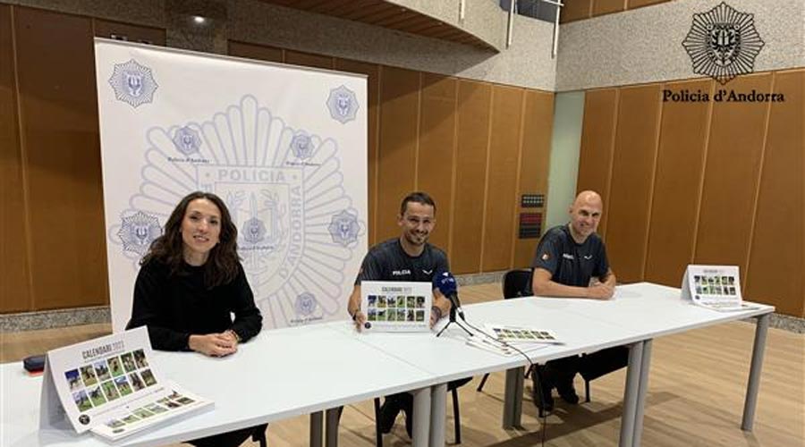 Presentació del calendari solidari caní elaborat per la Policia