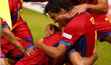 La selecció andorrana de futbol celebrant un gol davant Liechtenstein