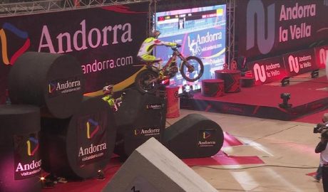 Un pilot de trial competint a Andorra