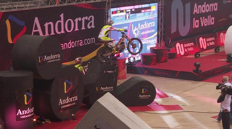 Un pilot de trial competint a Andorra