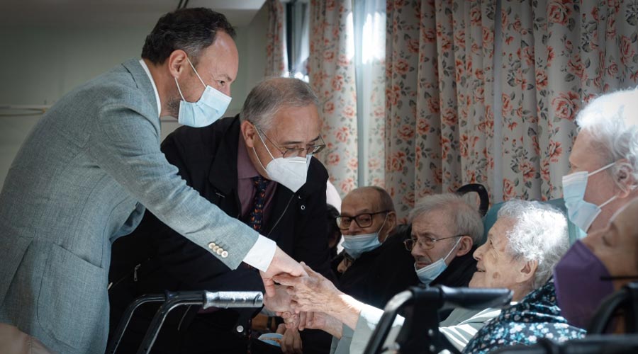 Xavier Espot visitant els padrins del centre sociosanitari el Cedre