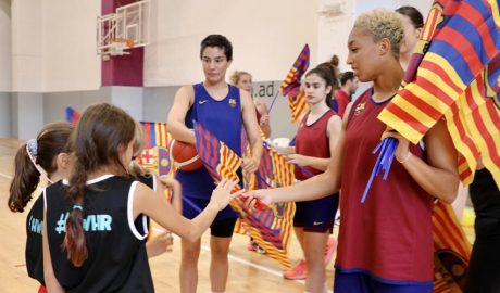 Jugadores del Barça de bàsquet femení d'estada a Encamp amb noies de la parròquia