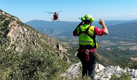 Bomber de la Generalitat en una operació de rescat amb helicòpter