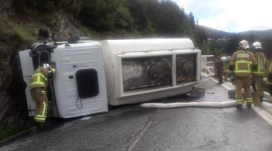 Un camió cisterna de gasoil bolcat a la carretera de l'Aldosa a Anyós