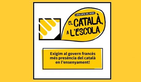 Un cartell advertint dels impediments que tenen escoles de la Catalunya Nord per a fer classes en català