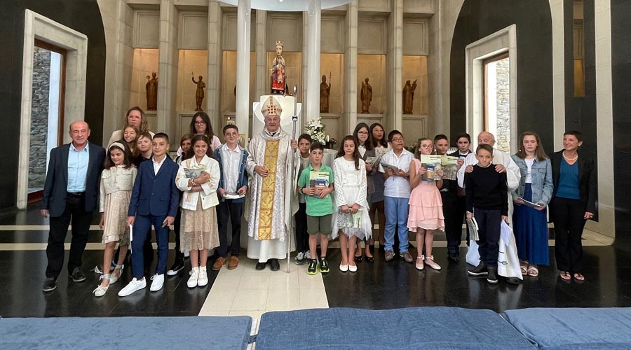 19 joves confirmats pel copríncep episcopal al santuari de Meritxell