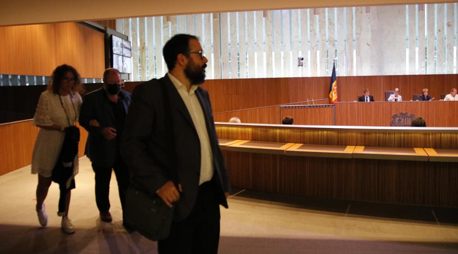 Els consellers generals del PS marxant del Consell General