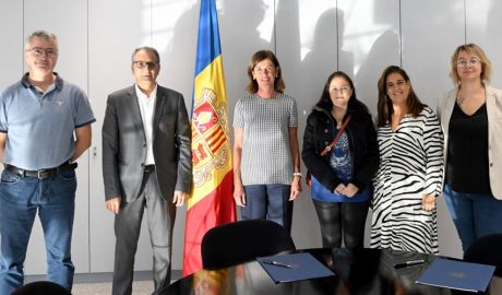 Representants del ministeri d'educació i de les Escoles Franceses d'Escaldes signant un conveni