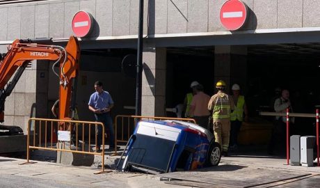 Un cotxe cau dins del forat de les obres de l'aparcament comunal d'Andorra la Vella