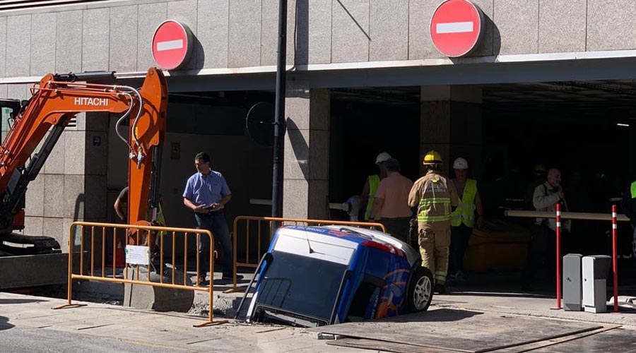 Un cotxe cau dins del forat de les obres de l'aparcament comunal d'Andorra la Vella