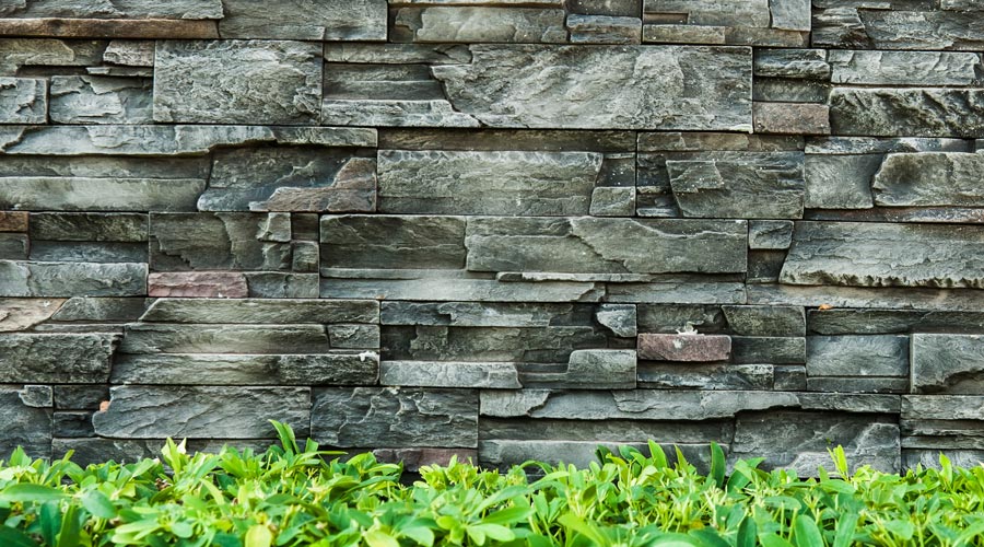 Una paret de pedra artificial