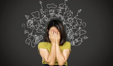 Una dona tapant-se la cara amb signes d'estrès